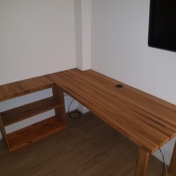 Kundenprojekt: Schreibtisch aus zwei Eichen-Leimholzplatten mit Kufe und Regalböden!